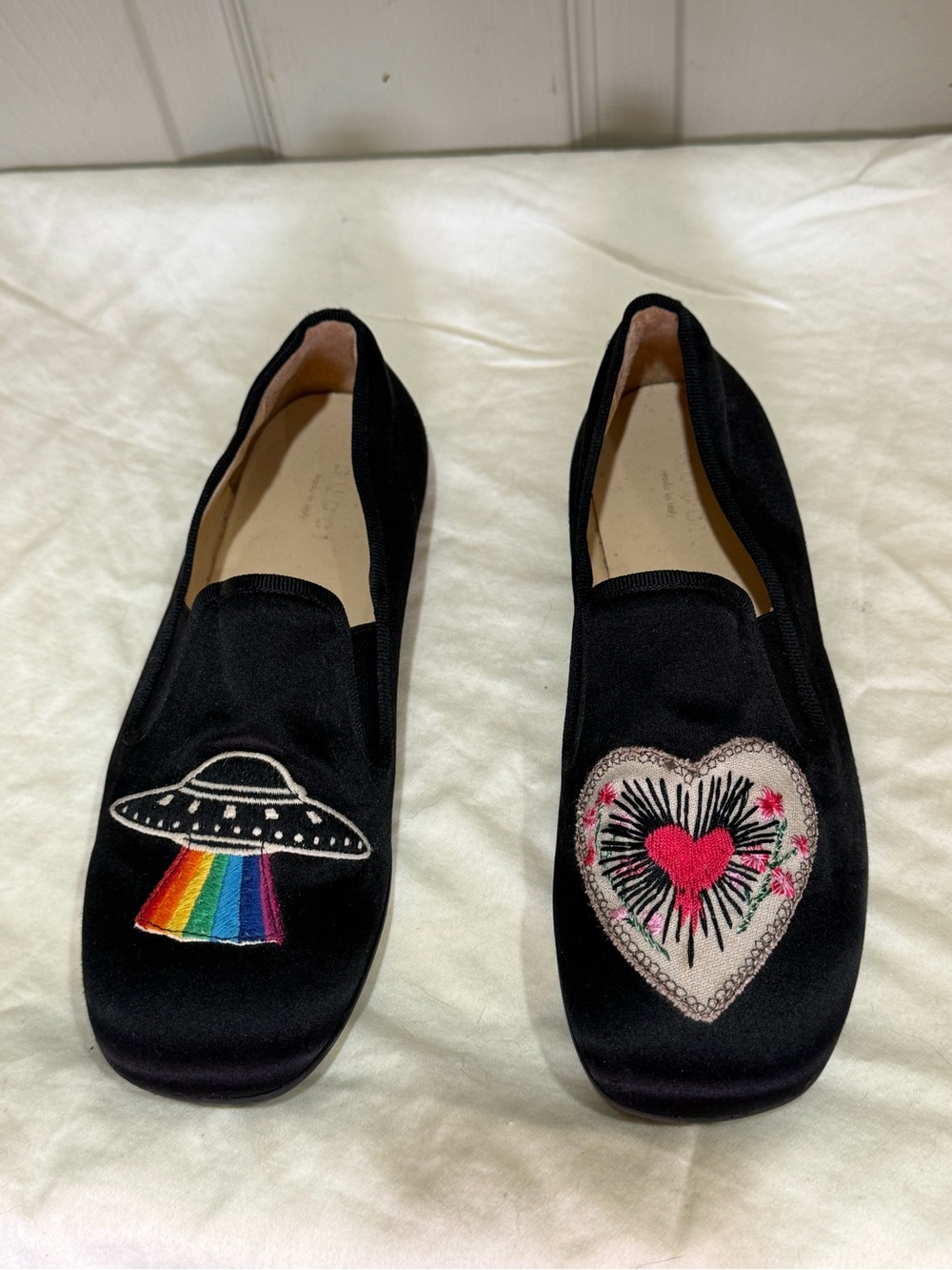 GUCCI Women's Black Satin Loafers Flats UFO Rainbow Heart Embroidered 36 US 6